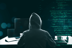 Hacker devant un ordinateur avec du code en surimpression